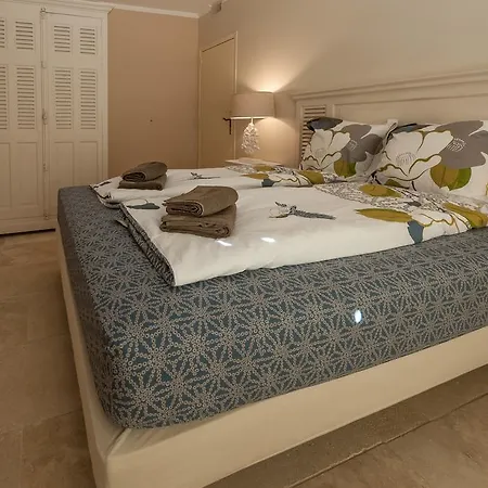 Aurelie Villa *